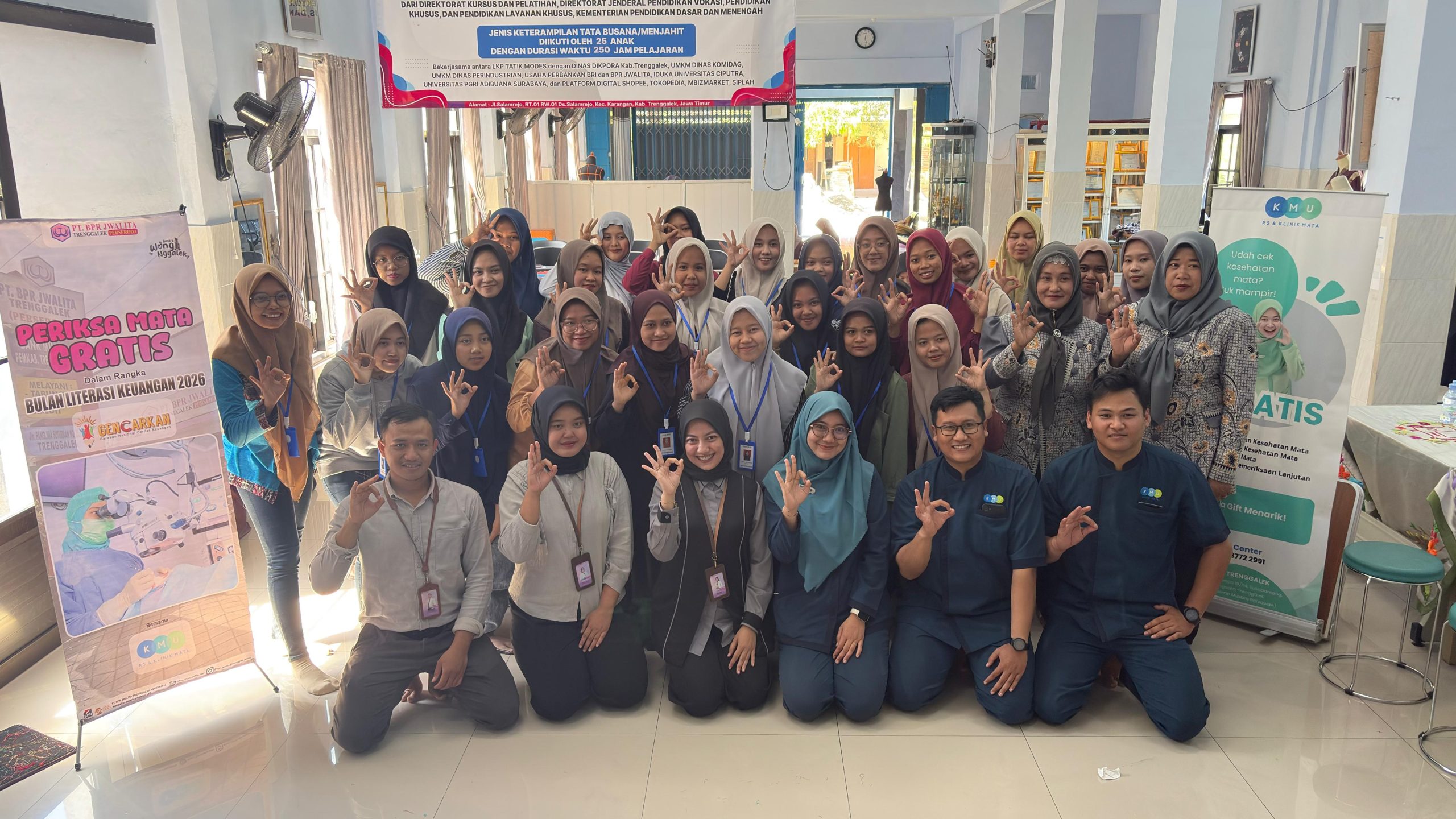 PT BPR Jwalita Trenggalek Perseroda berkolaborasi dengan Klinik Mata KMU menggelar Aksi Sosial Periksa Mata Gratis